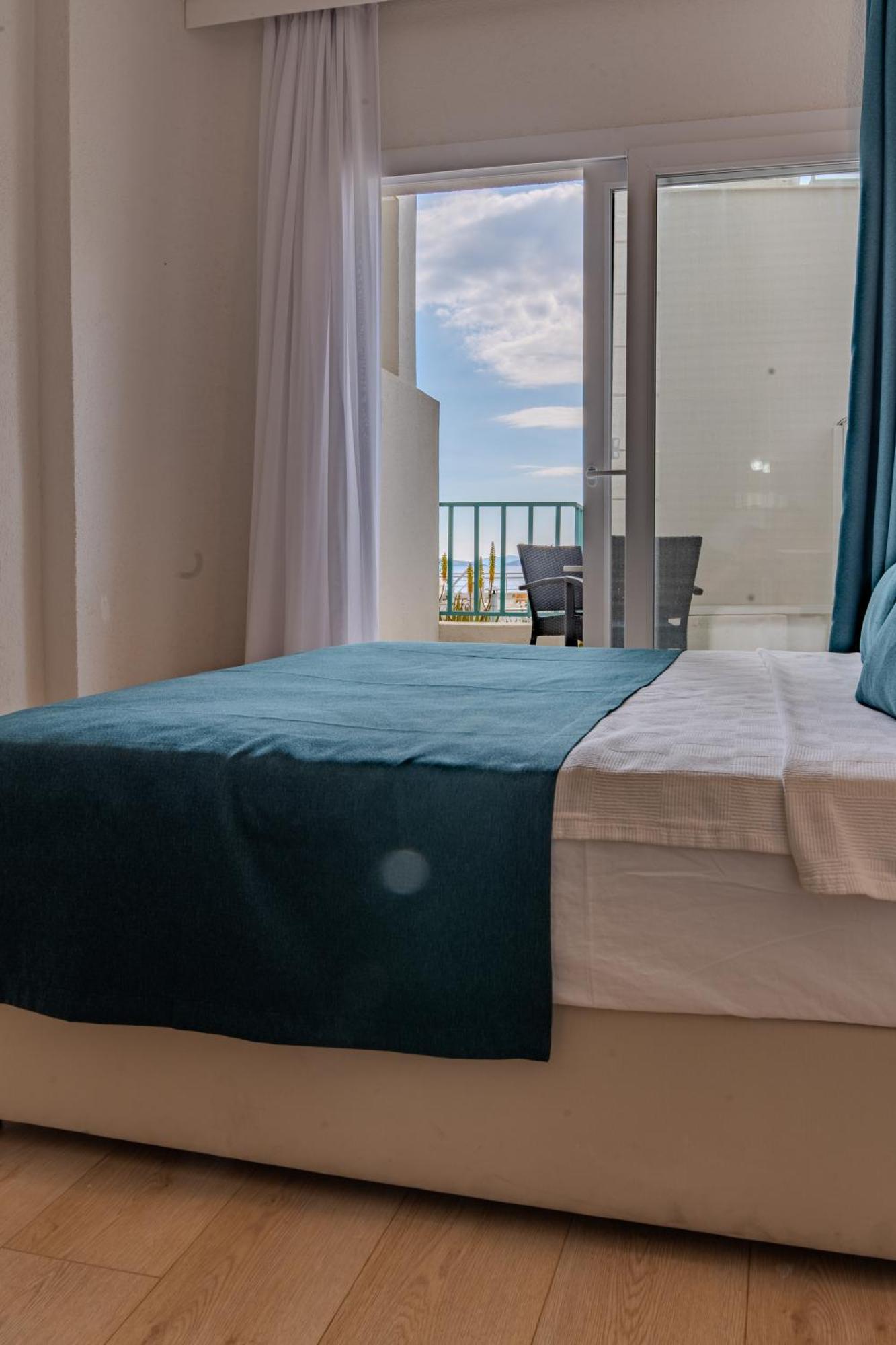 Mia Hill Hotel *